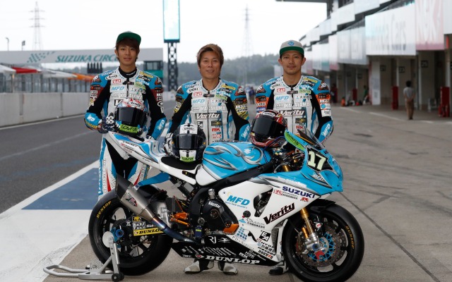 Team KAGAYAMAのライダー。左からJ-GP2の浦本修充、JSB1000の加賀山就臣、同じく清成龍一