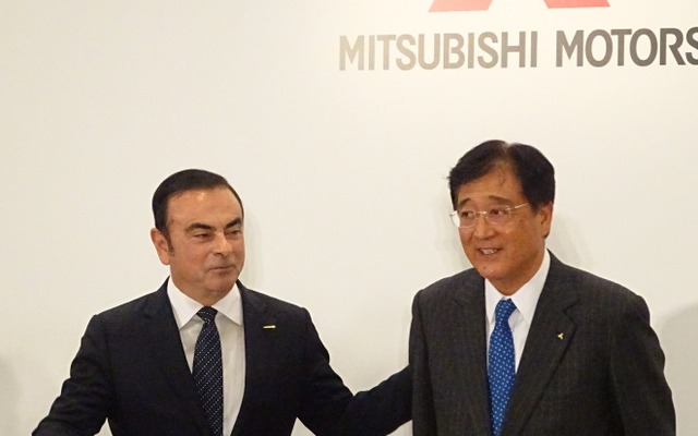 日産のゴーン社長（向かって左）と三菱自の益子現会長兼社長　《撮影　池原照雄》