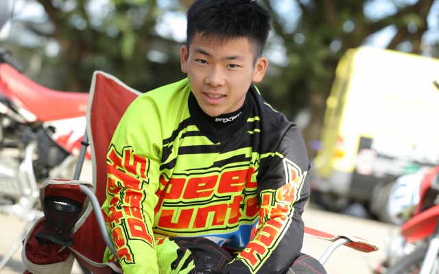 ダートトラックコースでトレーニング中の佐々木歩夢選手。ルーキーズカップを日本人で初制覇した若干16歳だ。