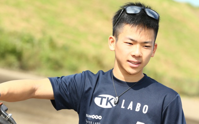 ダートトラックコースでトレーニング中の佐々木歩夢選手。ルーキーズカップを日本人で初制覇した16歳だ。