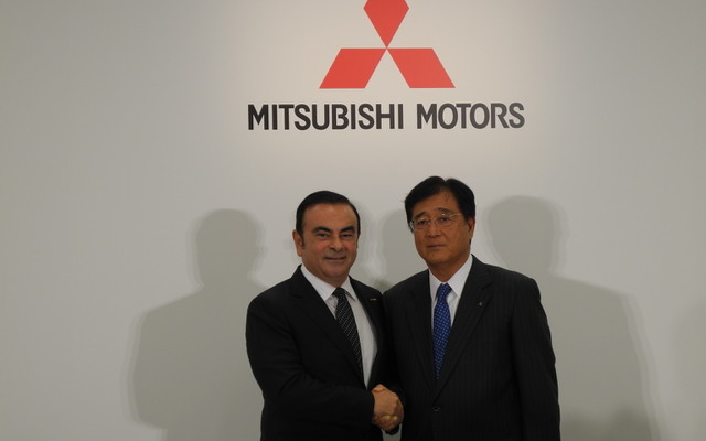 三菱自動車の益子修会長兼社長（右）と日産自動車のカルロス・ゴーン社長