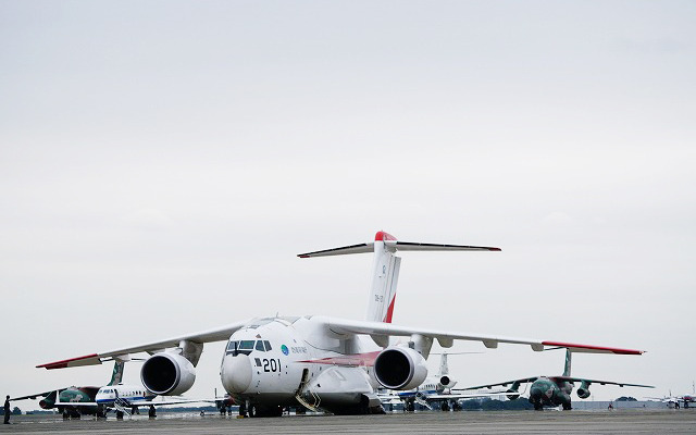 前週の予行では1機のみの飛来だったが、本番では2機が入間基地に飛来したXC-2。