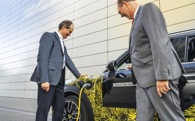 次期MINIクロスオーバーPHVの開発車両