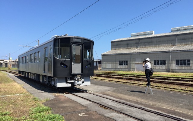 一畑電車が導入するデハ7000系。営業運転に先立ち11月に試乗会が行われる。