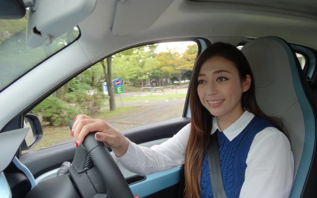 塚本奈々美、新型トゥインゴに試乗