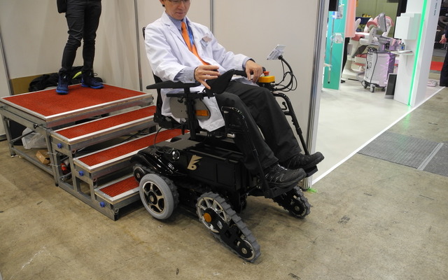 ビー・フリー・テクノロジー社が開発した階段を昇降できる電動車いす「ビー・フリー・レンジャー」