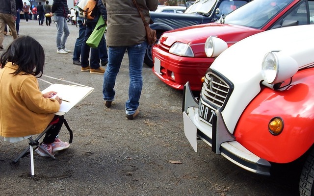 フレンチブルーミーティング2016!!２日目、会場の車山高原は素晴らしい天気に恵まれた。会場で2CVのスケッチをする少女。楽しむのは大人だけではない。