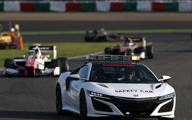 レース中、スーパーフォーミュラのマシン群を率いて走る「新型NSXセーフティカー」。