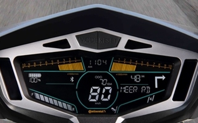 コンチネンタルが二輪車のメーターとスマートフォンを接続する技術を開発。デモバイクに搭載された試作システム。