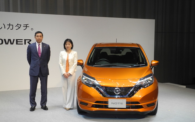 日産自動車『ノートe-POWER』の発表会。西川廣人共同CEO（左）と星野朝子専務執行役員