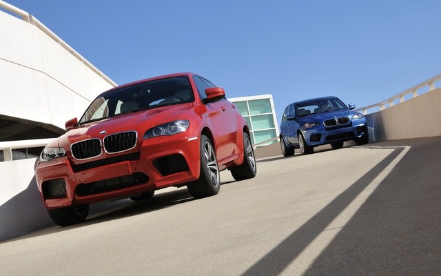 BMW X5M（青）とX6M（赤）の先代モデル