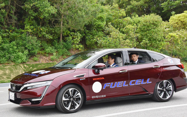 伊勢志摩サミットで燃料電池車に試乗する安倍首相ら首脳。　(c) Getty Images