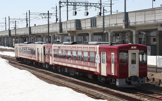 JR東日本長野支社は小海線でキハ100・110系改造の観光列車を運行する。写真は同じ長野支社内の飯山線で運行されているキハ110系改造車使用の観光列車『おいこっと』。