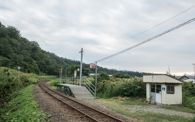 板張りの小さなホームがあるだけの留萌本線朱文別駅。同駅を含む留萌～増毛間は100円の収入を得るのに約2500円の経費がかかった。