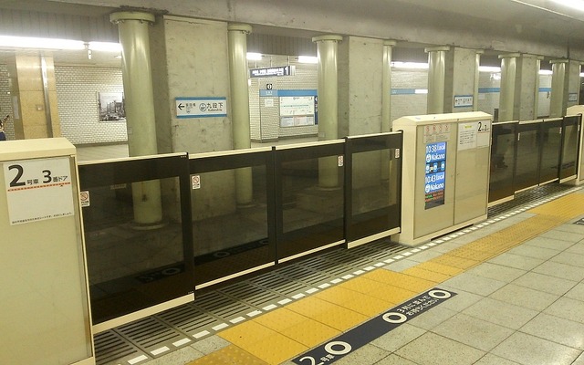 東京メトロは銀座線・東西線・半蔵門線のホームドア設置を前倒しする。写真は開口部の幅が広いタイプのホームドア。実証実験のため東西線九段下駅のホームに設置された。