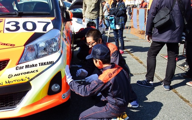 モータースポーツフェスタ2016inAUTO POLIS。PIT体験をする子供。なかなか手際が良い。