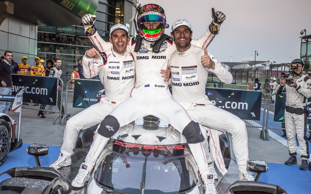 優勝した#1 ポルシェの（左から）ベルンハルト、ハートレー、ウェーバー。
