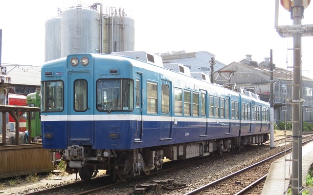 銚子電鉄の3000形。11月14日まで「ブルーライトアップ電車」として運行される。