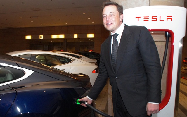 テスラモーターズ イーロン・マスクCEOとテスラスーパーチャージャー