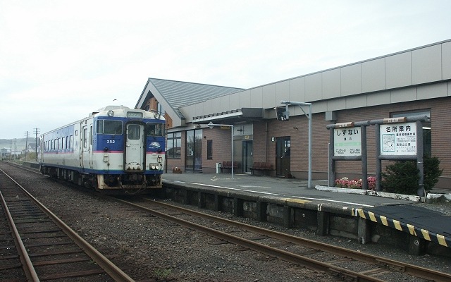 日高本線の運休区間内にある静内駅（2005年10月）。ここに列車が来なくなってから1年半以上になる。