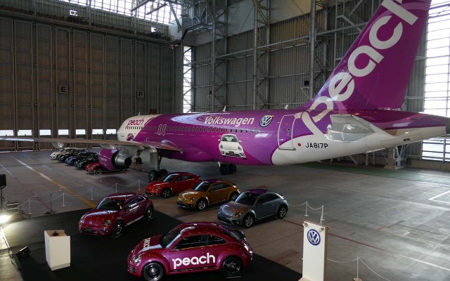 関西空港内にあるピーチ・アビエーション格納庫で行われた発表会