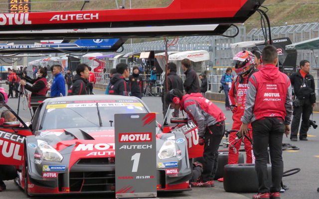 公式練習前日のもてぎ、ピット作業の練習に取り組む#1 GT-R。
