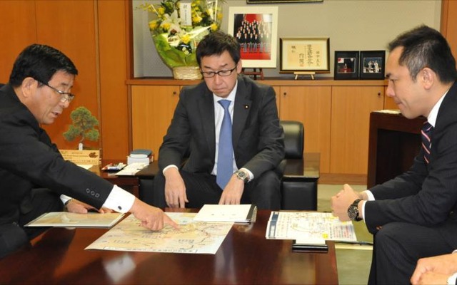 田中良生国交副大臣に、東海環状自動車道の早期開通を要望する古田肇岐阜県知事(左)と鈴木英敬三重県知事(右)