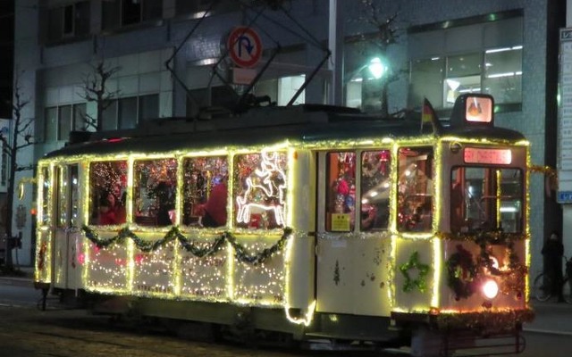 広島電鉄は今年も「クリスマス電車」を運行する。写真は2015年の「クリスマス電車」。