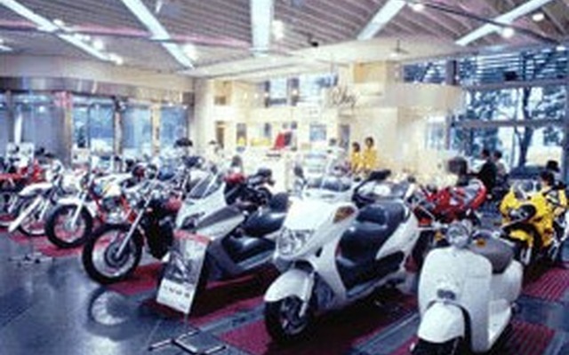 バイクの日には青山のショールームいこう