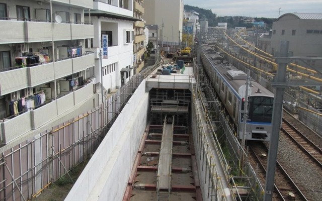 西谷駅付近で姿を現した西谷トンネルの坑口。2019年度下期に開業する予定だ。