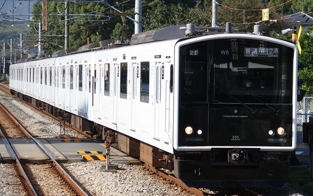 JR九州は三島会社で初の上場となった。写真は筑肥線の普通列車。