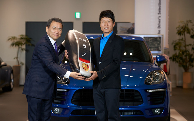 ポルシェジャパン 七五三木敏幸社長（左）とキム・キョンテ選手