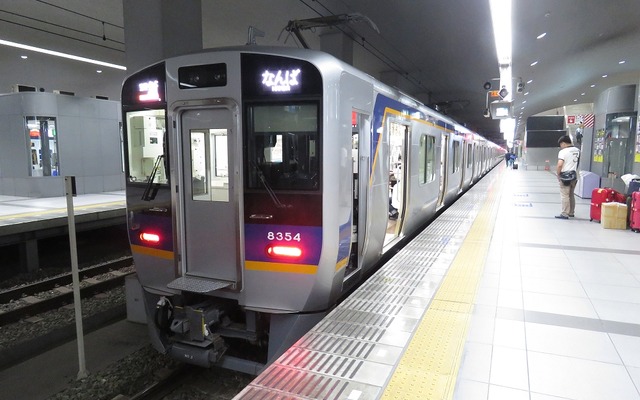 関西空港駅で発車を待つ空港急行。来年1月のダイヤ改正にあわせ、8両編成で運転する列車を増やす。