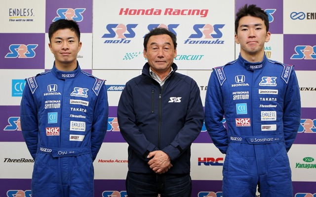 左からスカラシップを獲得した大湯都史樹、中嶋悟校長、笹原右京