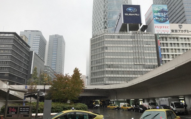 新宿駅西口（11月24日午後）　〈撮影　高木啓〉