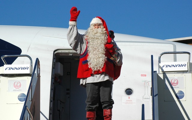 公認サンタクロース、成田着　source: Finnair　