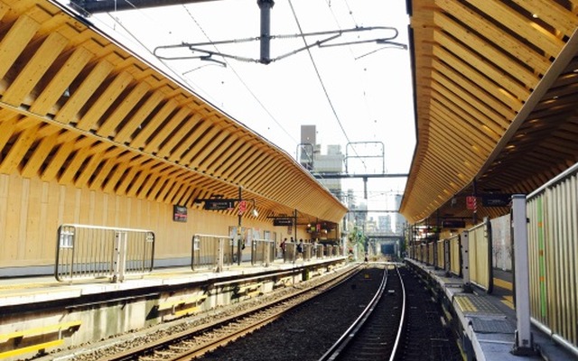 木の屋根が整備された戸越銀座駅。12月11日に工事完了の記念式典が行われる。