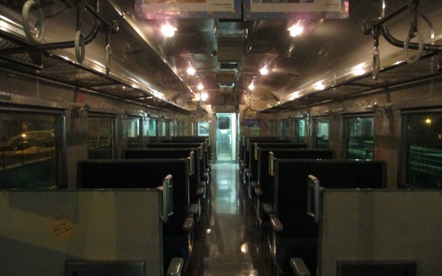 「夜景列車」のイメージ。車内を暗くすることで夜景を楽しめるようにする。