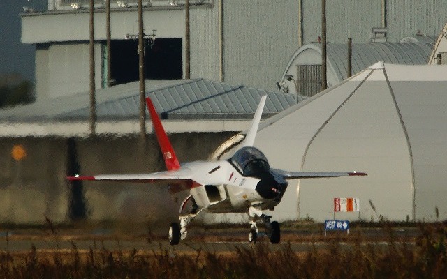 遠くにX-2の姿が見えると、岐阜基地の外周に集っていた航空ファンから歓声が上がった。