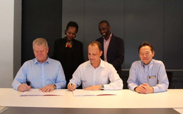覚書に署名するコマツアフリカホールディングスのMike Blom社長（左）とカミンズアフリカのGino Butera副社長（中央）