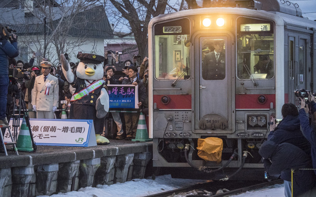 4932Dの発車の際に行われたお別れセレモニー。増毛町のキャラクター「マーシーくん」が出発合図に登場。