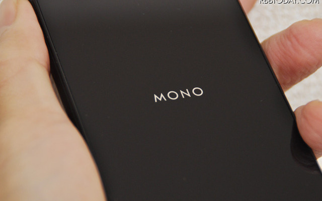 背面にMONOのシリーズロゴを配置。ピカピカのフロント・リアガラスパネル仕様なので、ブラックモデルは特に指紋が付くとやや気になる