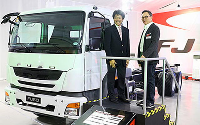 ミツビシ・モーターズ・フィリピンズ・コーポレーションの加藤芳明社長兼CEO（左）とDiamond Motor CorporationのGeorge Blaylock社長