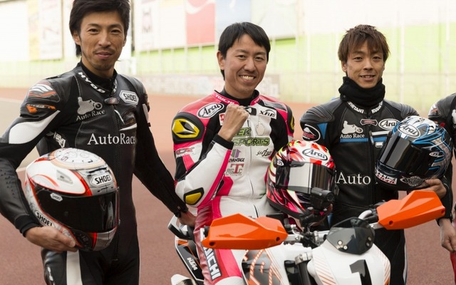チュートリアル福田充徳（中央）と青木治親（左）・青山周平（右）