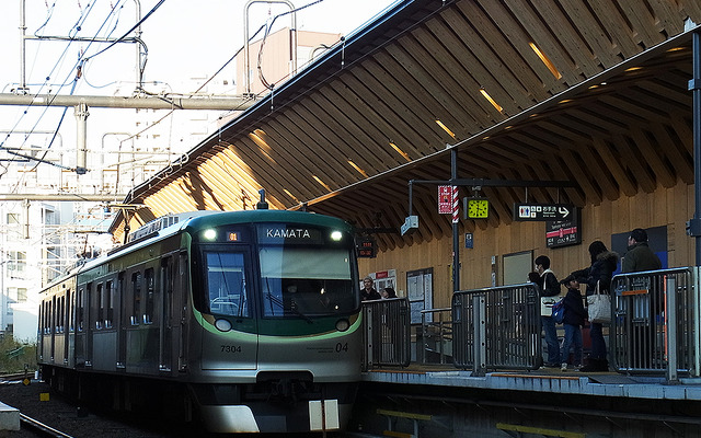 木材を積極的に使い改装した戸越銀座駅