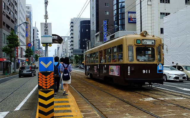 クリスマス電車が走る広電白島線