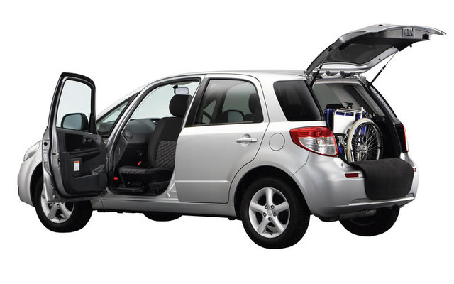 スズキ SX4 に回転スライドシート車を設定