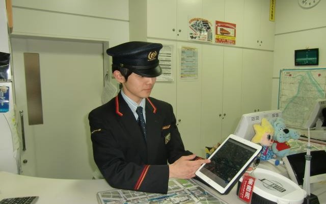 iPadで利用者への案内を行っている駅員のイメージ。12月20日から本格的に導入される。