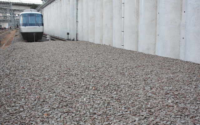 小田急多摩線の唐木田車庫に留置されている「EXEα」。手前の分厚い砂利盛りを撤去して多摩線を延伸する構想がある。