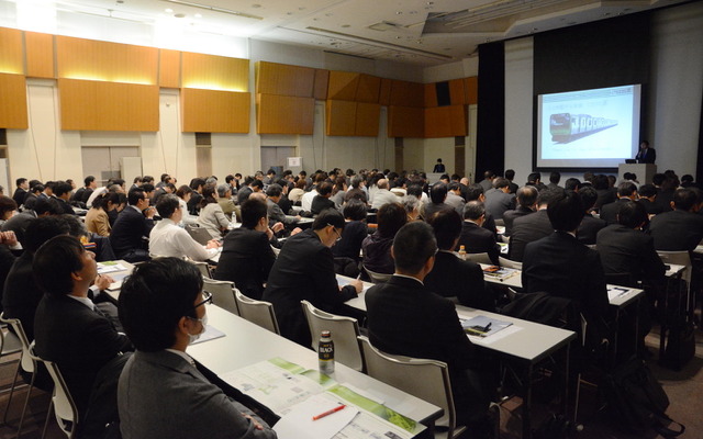 会場は約200人の参加者で満員となった